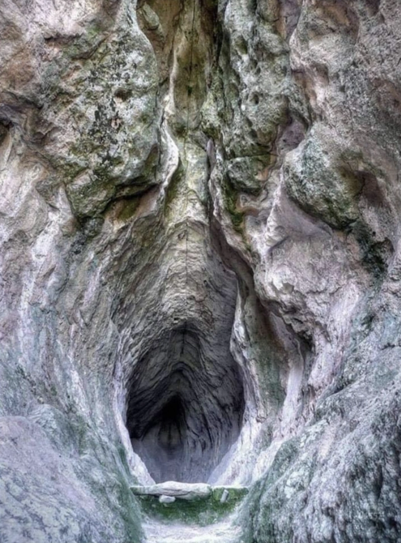 Exploring the Depths: 22 Breathtaking Cave Photos for Experienced Spelunkers