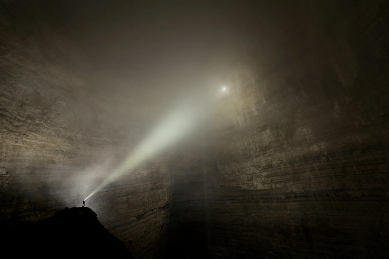 Exploring the Depths: 22 Breathtaking Cave Photos for Experienced Spelunkers