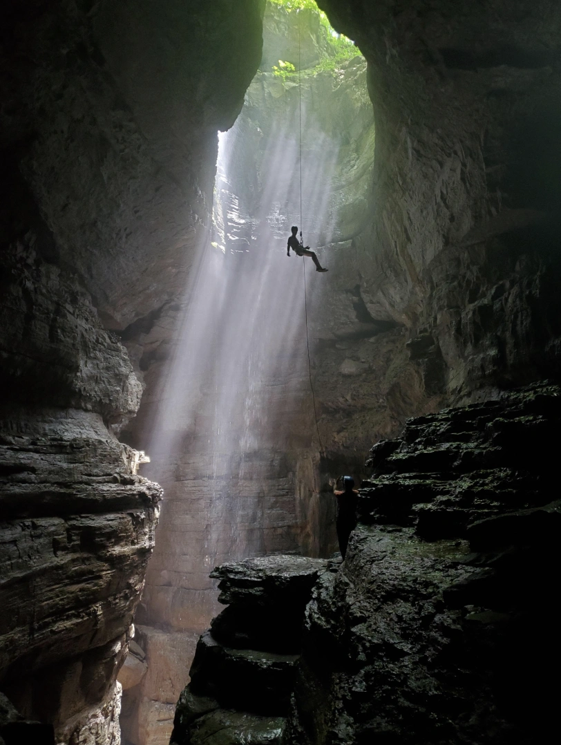 Exploring the Depths: 22 Breathtaking Cave Photos for Experienced Spelunkers