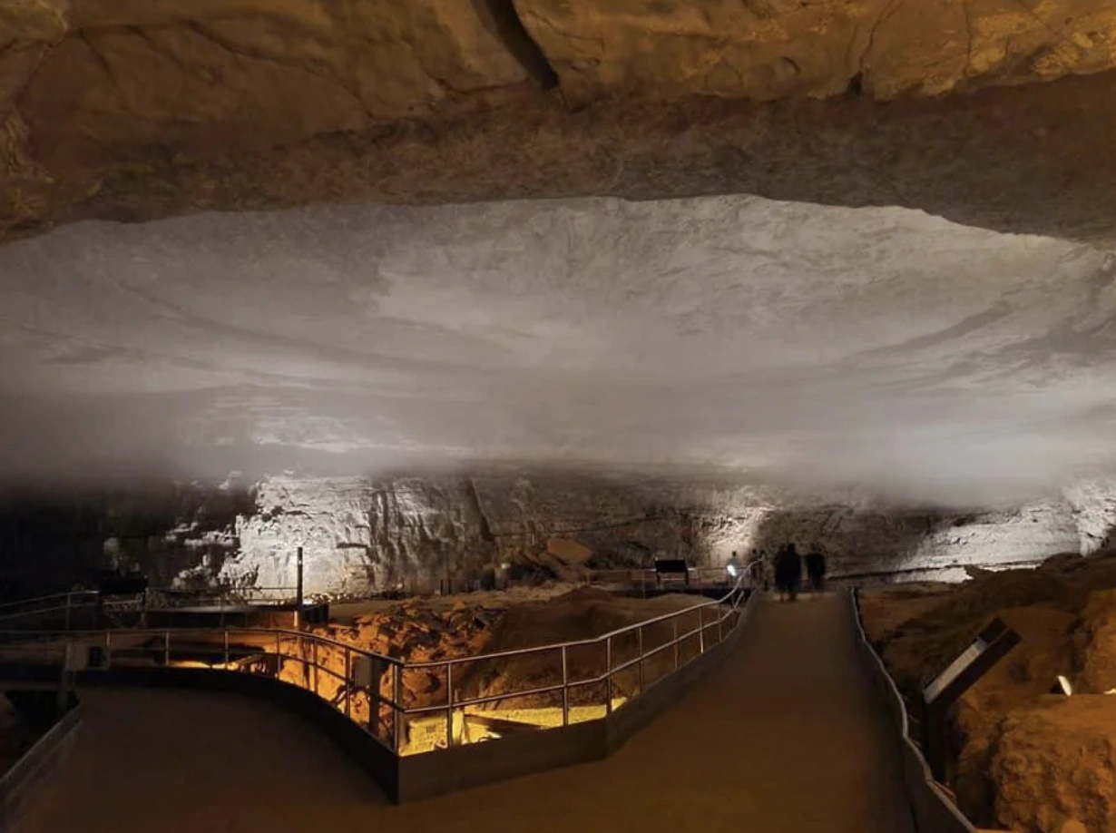 Exploring the Depths: 22 Breathtaking Cave Photos for Experienced Spelunkers