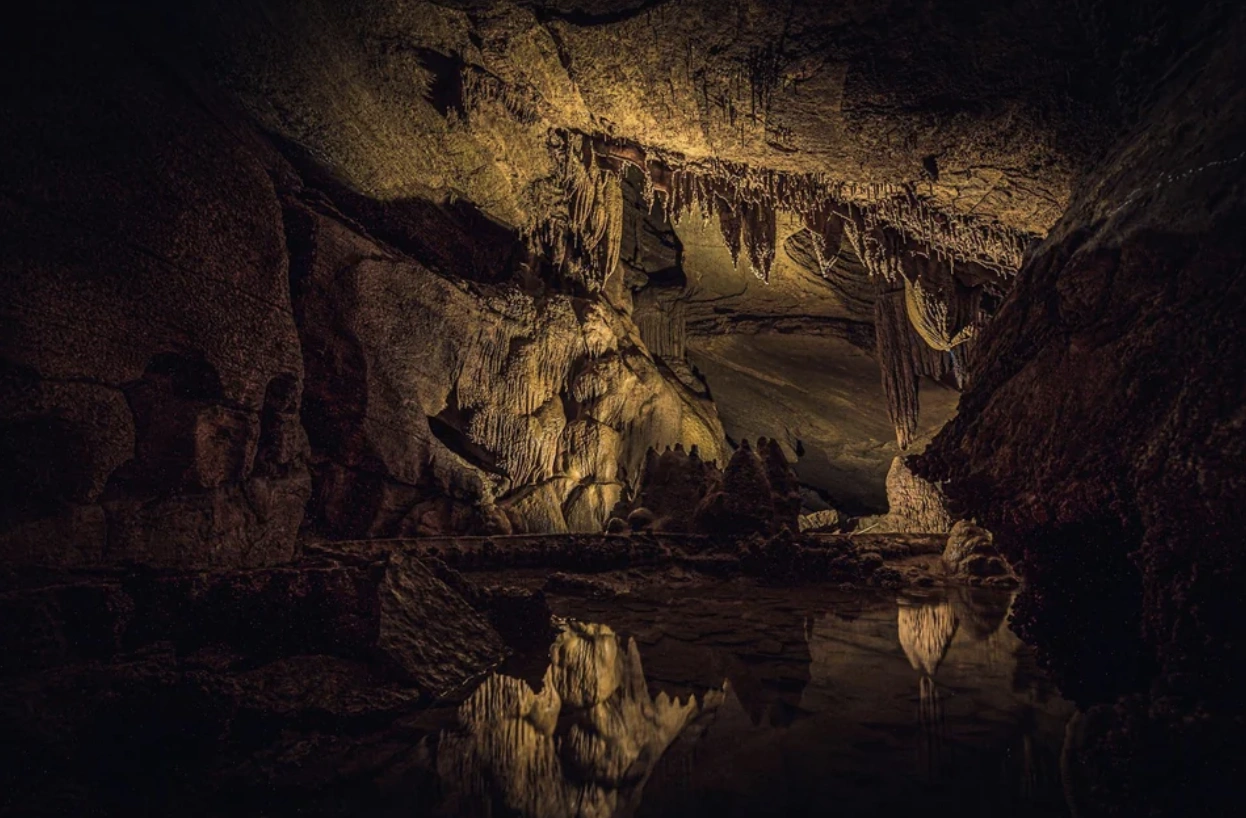 Exploring the Depths: 22 Breathtaking Cave Photos for Experienced Spelunkers