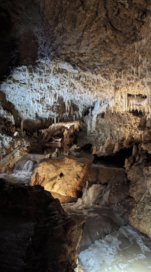 Exploring the Depths: 22 Breathtaking Cave Photos for Experienced Spelunkers