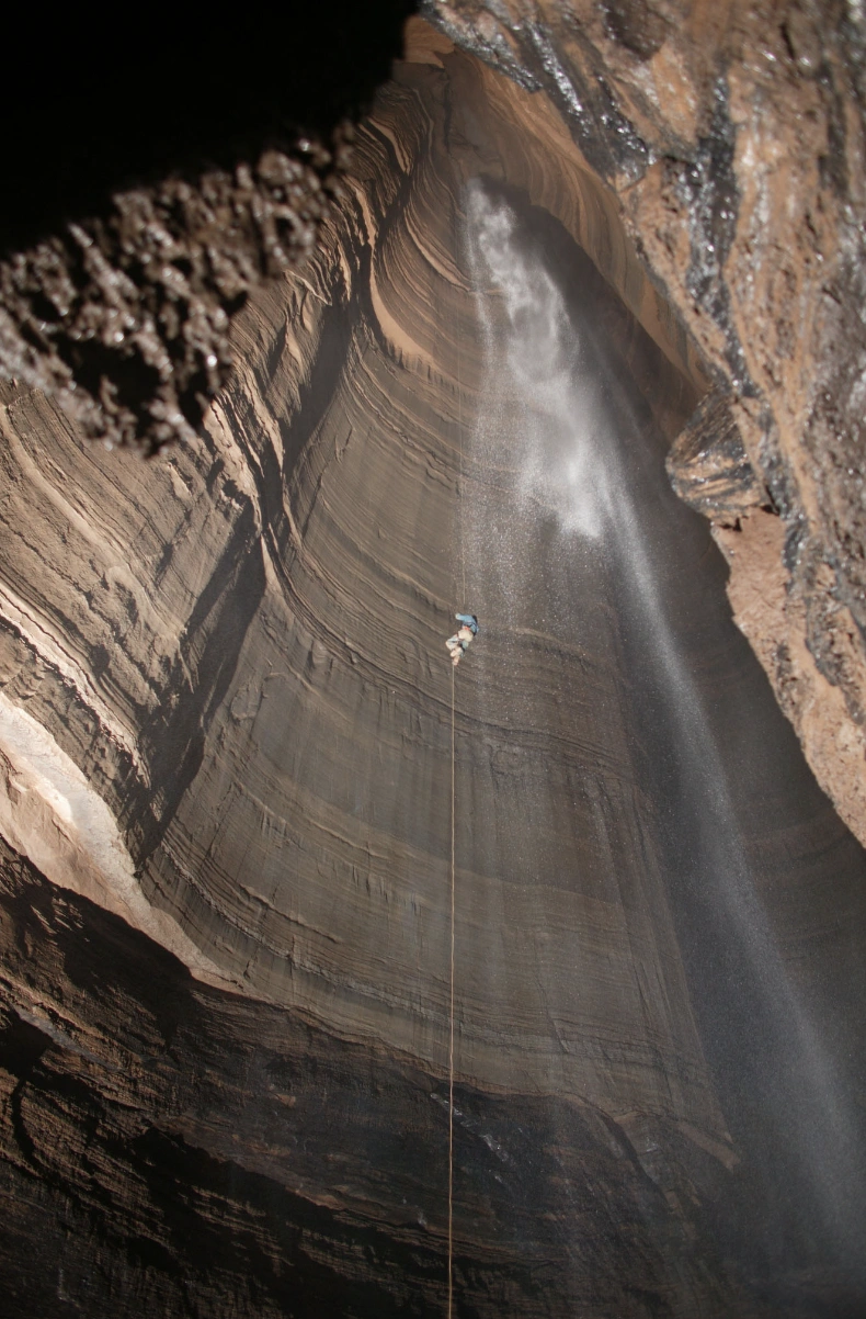 Exploring the Depths: 22 Breathtaking Cave Photos for Experienced Spelunkers