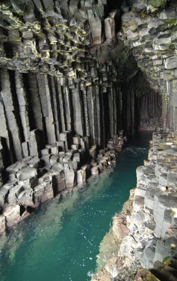 Exploring the Depths: 22 Breathtaking Cave Photos for Experienced Spelunkers