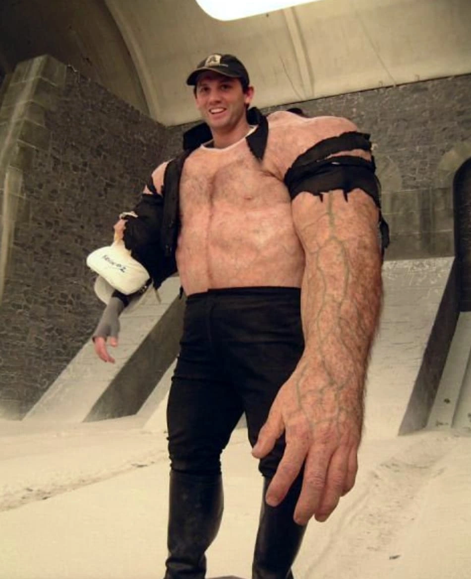 22 Behind-the-Scenes Photos Exposing the Illusion
