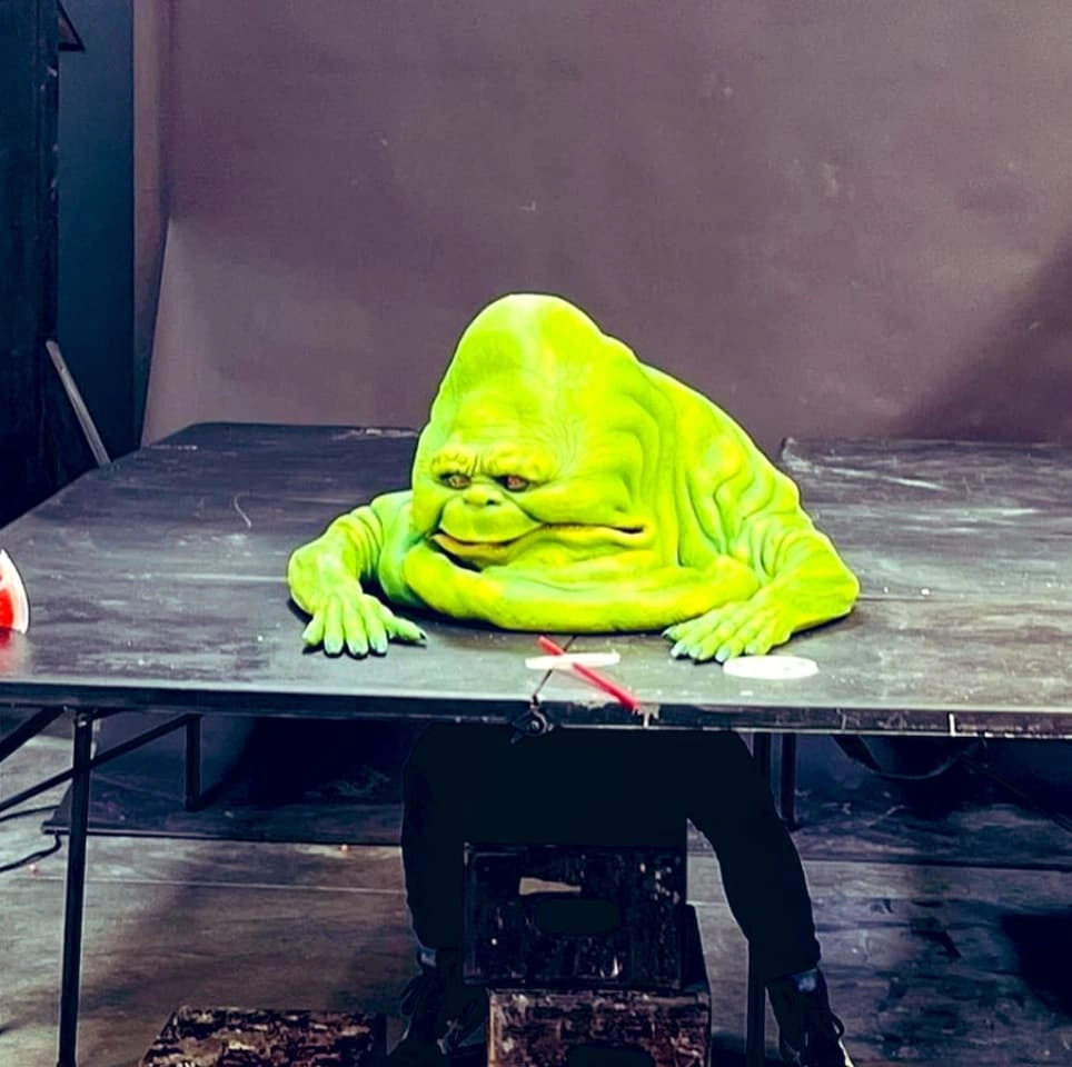 22 Behind-the-Scenes Photos Exposing the Illusion