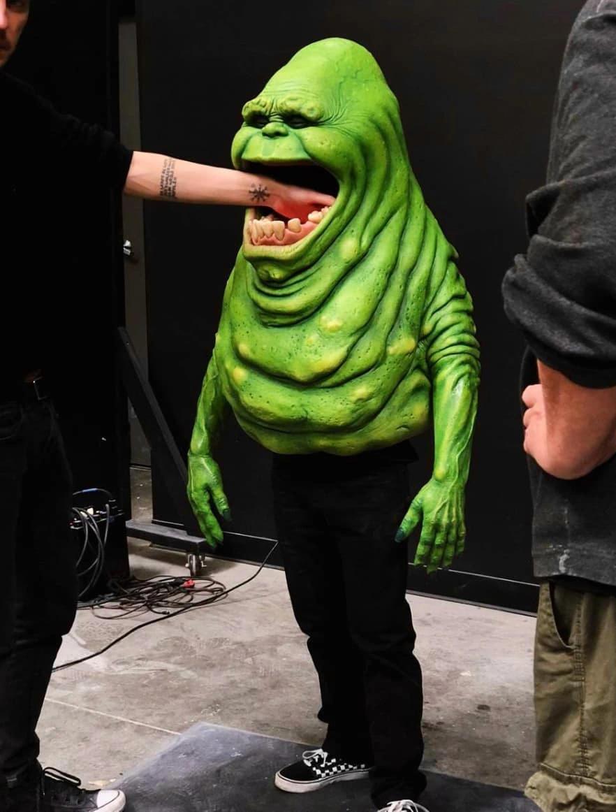 22 Behind-the-Scenes Photos Exposing the Illusion