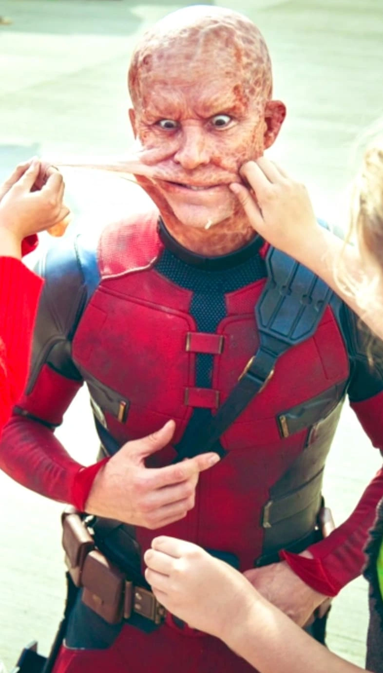 22 Behind-the-Scenes Photos Exposing the Illusion