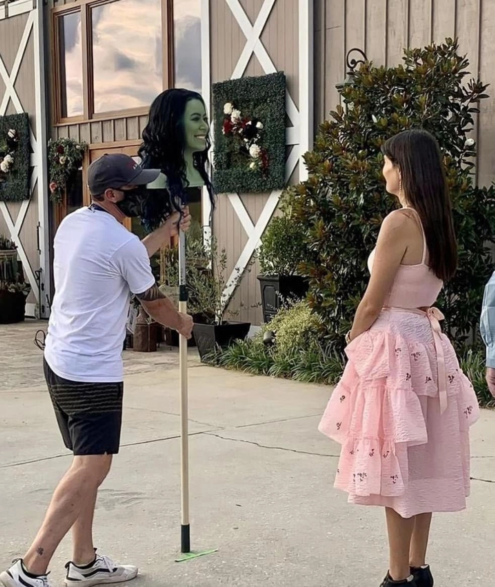 22 Behind-the-Scenes Photos Exposing the Illusion
