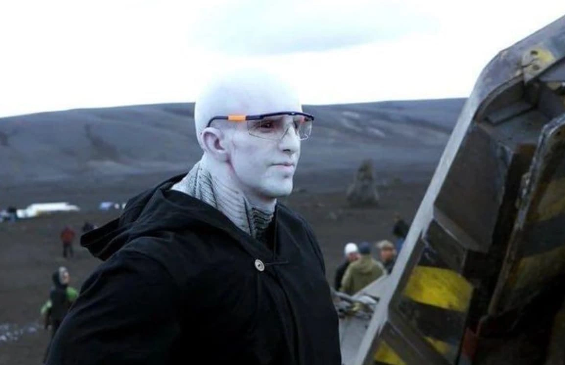 22 Behind-the-Scenes Photos Exposing the Illusion