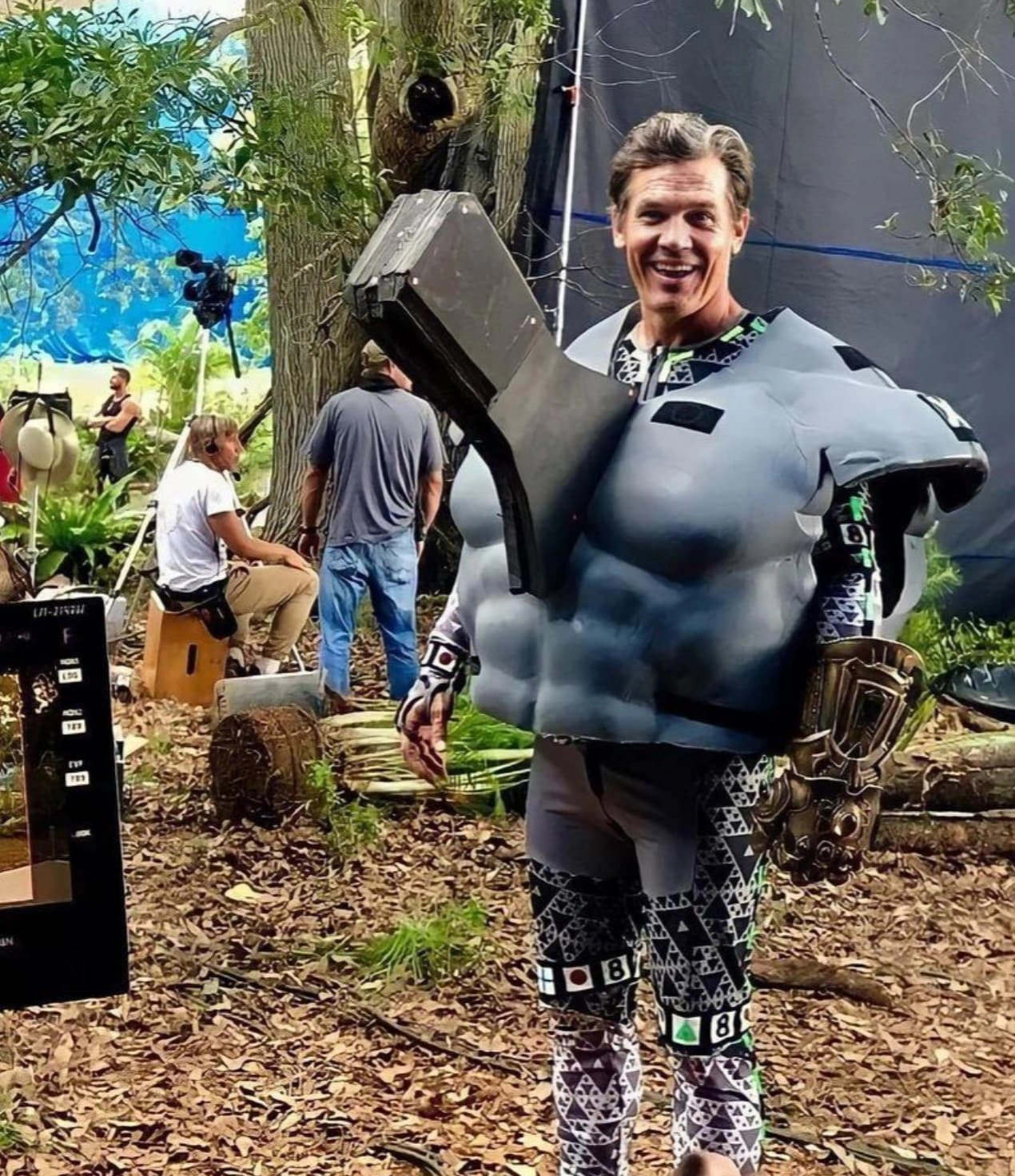22 Behind-the-Scenes Photos Exposing the Illusion