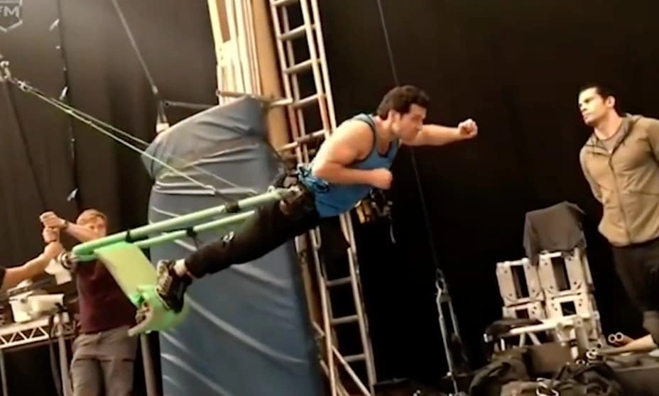 22 Behind-the-Scenes Photos Exposing the Illusion