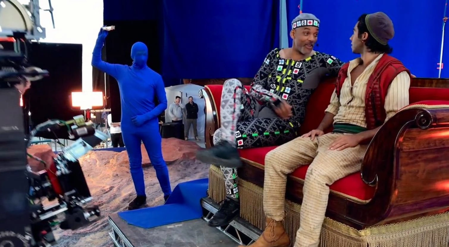 22 Behind-the-Scenes Photos Exposing the Illusion