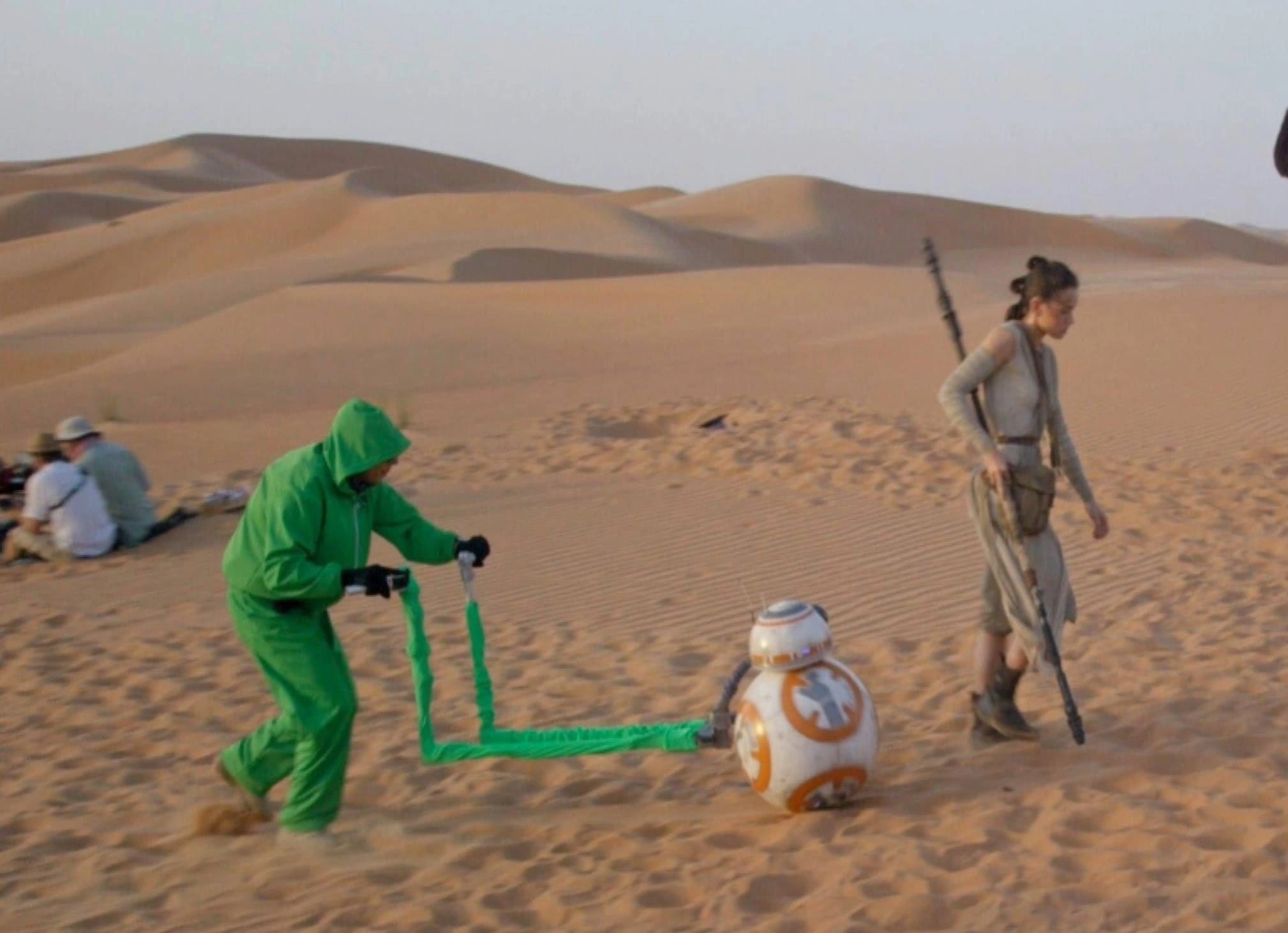 22 Behind-the-Scenes Photos Exposing the Illusion