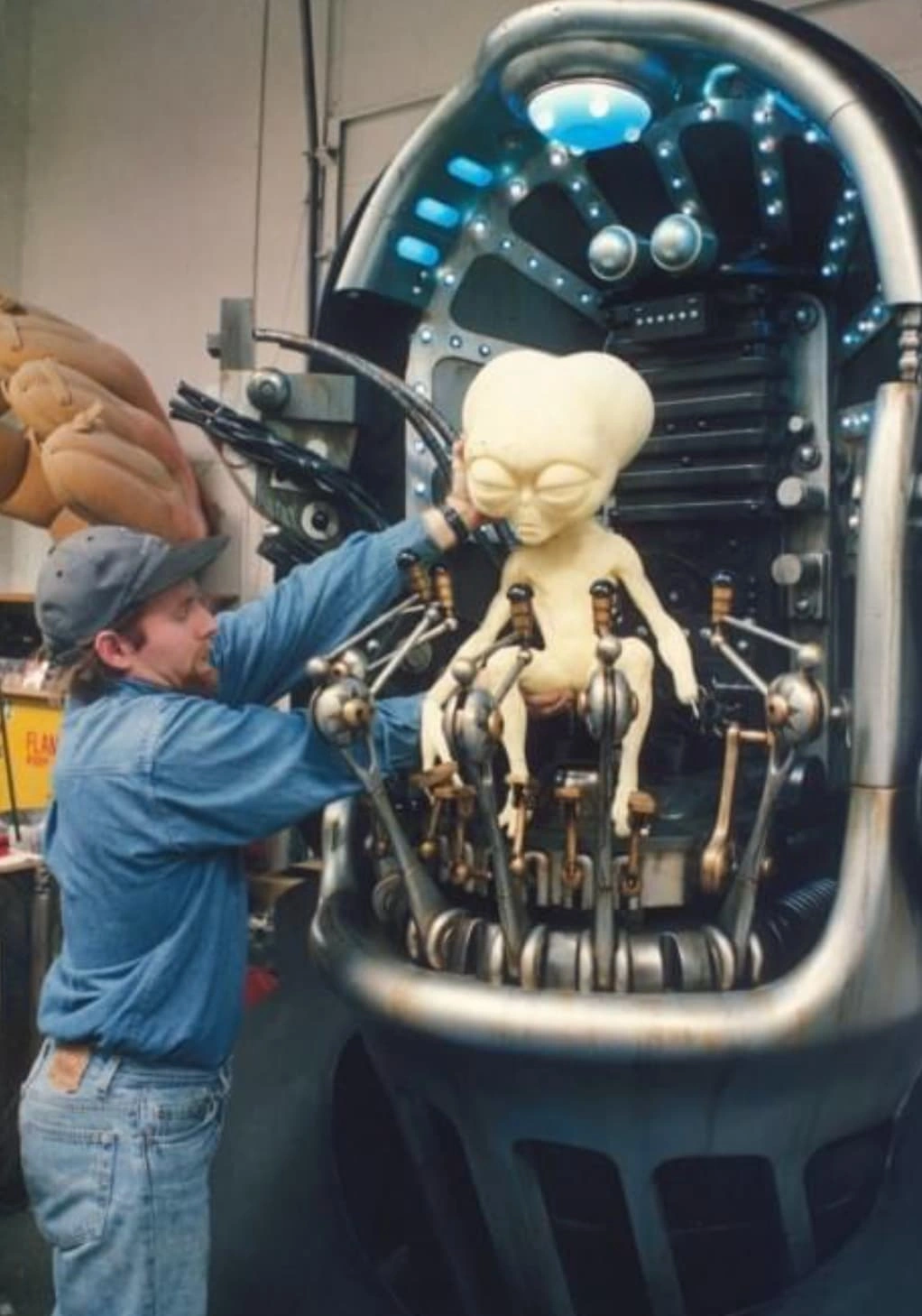 22 Behind-the-Scenes Photos Exposing the Illusion