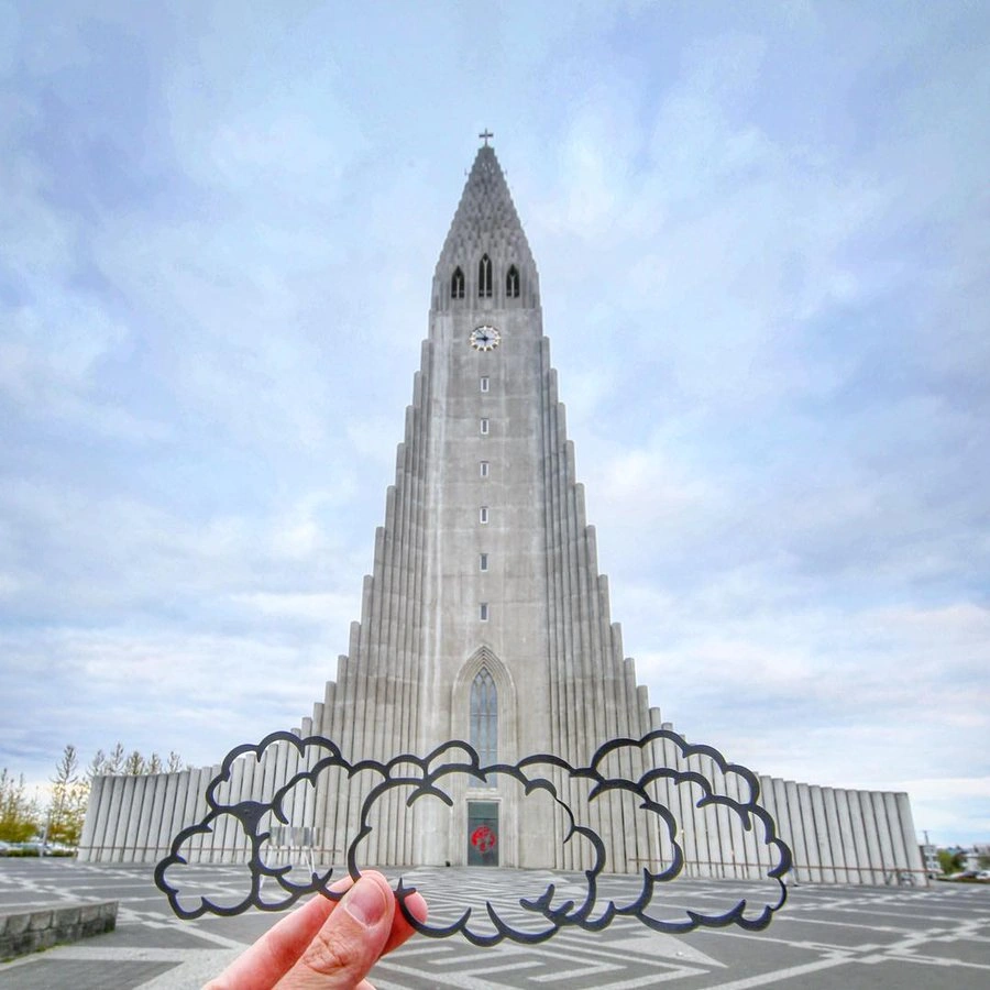 25 Unique Forced Perspective Shots of Famous Landmarks