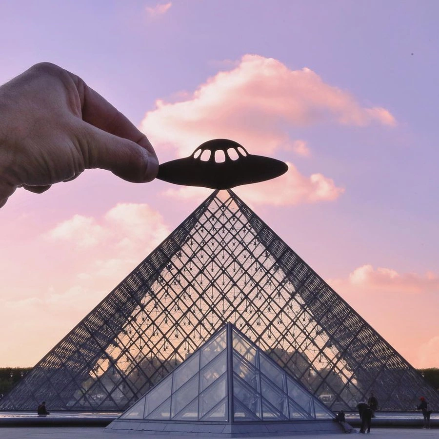 25 Unique Forced Perspective Shots of Famous Landmarks