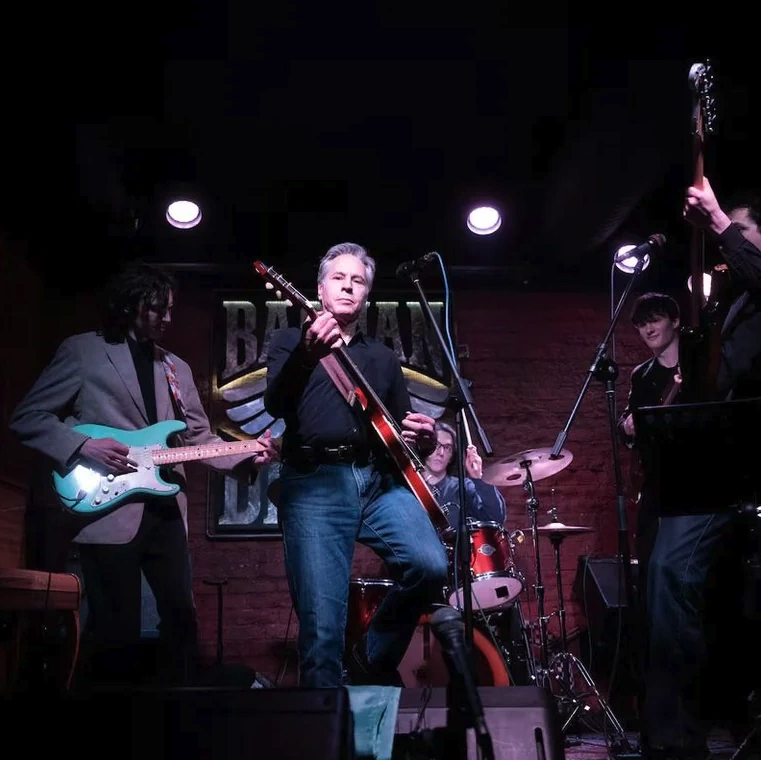 Thursday Morning Delight: 27 Unique Images and Memes for Discerning Individuals