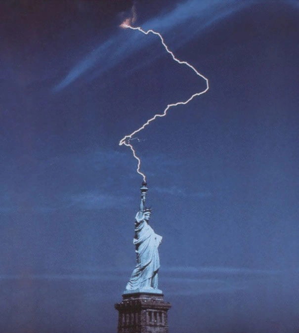25 Photos Captured at the Perfect Moment That Resemble Something Different