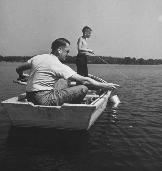 23 Photos Showcasing Fathers Throughout the Years: A Timeless Display of Unchanging Dadhood