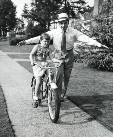 23 Photos Showcasing Fathers Throughout the Years: A Timeless Display of Unchanging Dadhood
