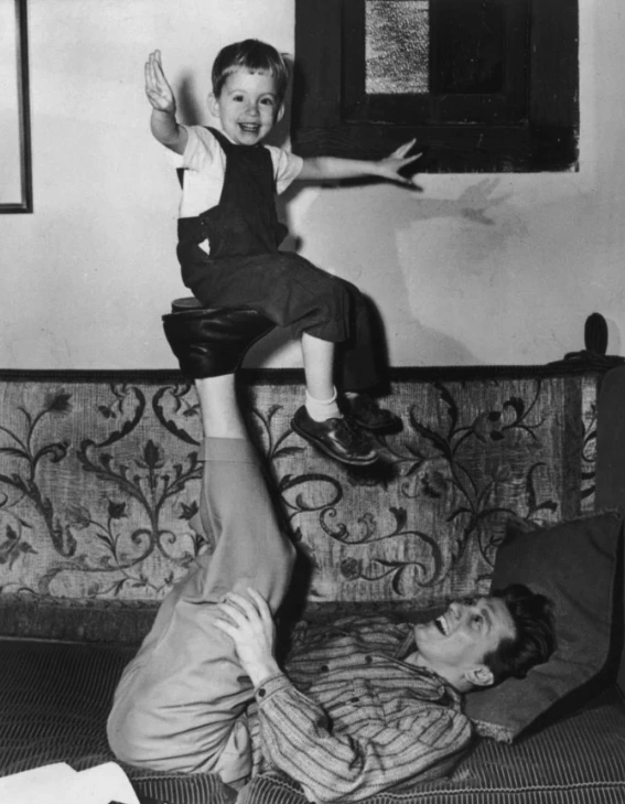 23 Photos Showcasing Fathers Throughout the Years: A Timeless Display of Unchanging Dadhood