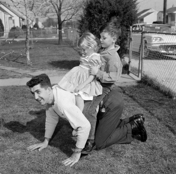 23 Photos Showcasing Fathers Throughout the Years: A Timeless Display of Unchanging Dadhood