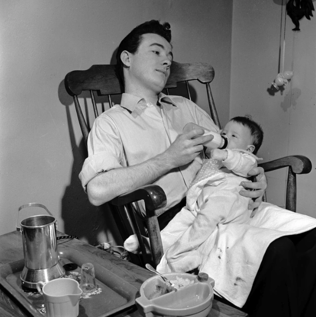 23 Photos Showcasing Fathers Throughout the Years: A Timeless Display of Unchanging Dadhood