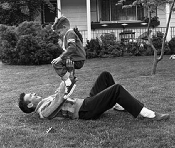 23 Photos Showcasing Fathers Throughout the Years: A Timeless Display of Unchanging Dadhood