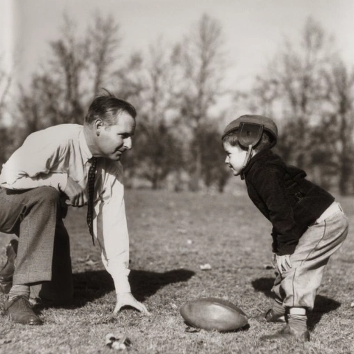 23 Photos Showcasing Fathers Throughout the Years: A Timeless Display of Unchanging Dadhood