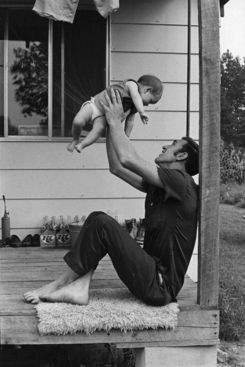 23 Photos Showcasing Fathers Throughout the Years: A Timeless Display of Unchanging Dadhood