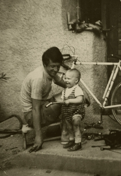 23 Photos Showcasing Fathers Throughout the Years: A Timeless Display of Unchanging Dadhood