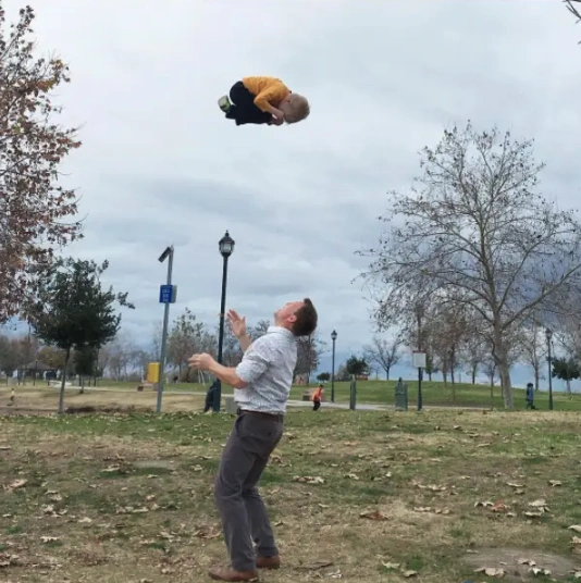 23 Photos Showcasing Fathers Throughout the Years: A Timeless Display of Unchanging Dadhood
