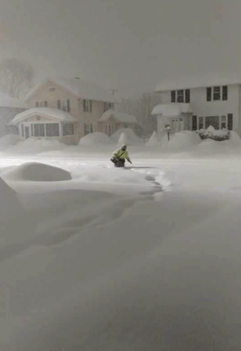 22 Heartwarming Images of Everyday Heroes Keeping the World in Motion