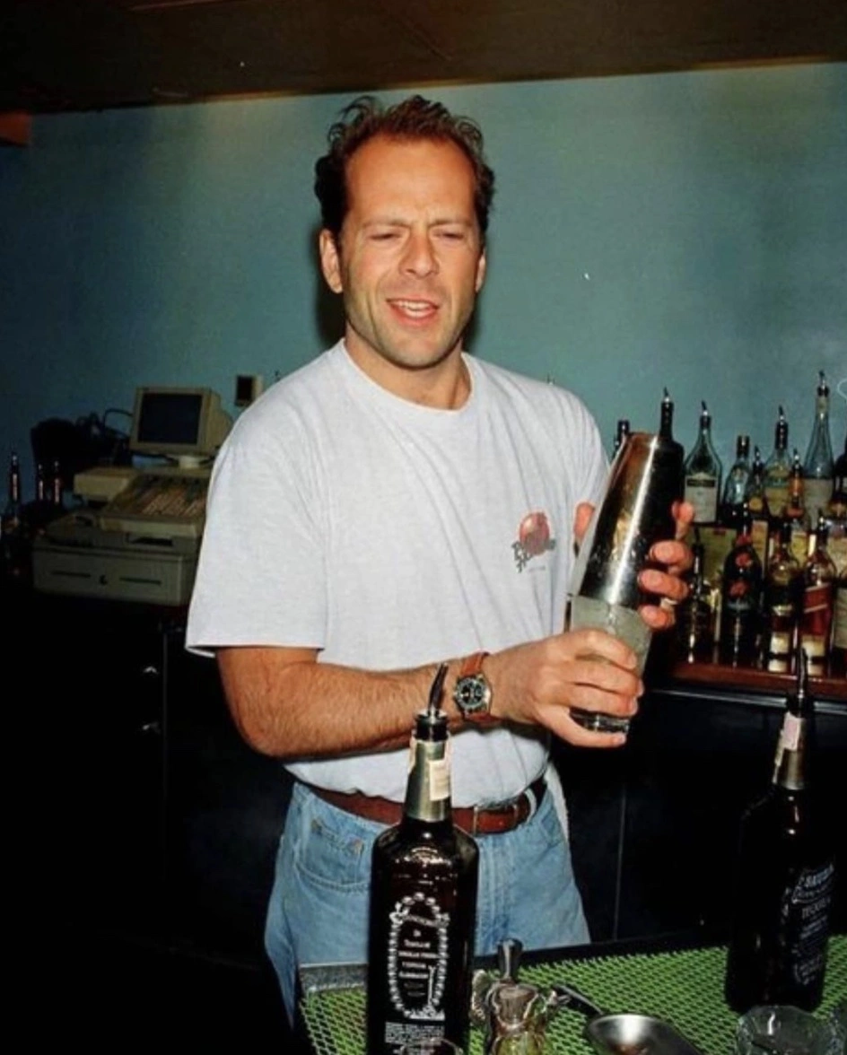 18 Nostalgic Images from the '90s That Capture the Era's Iconic Moments