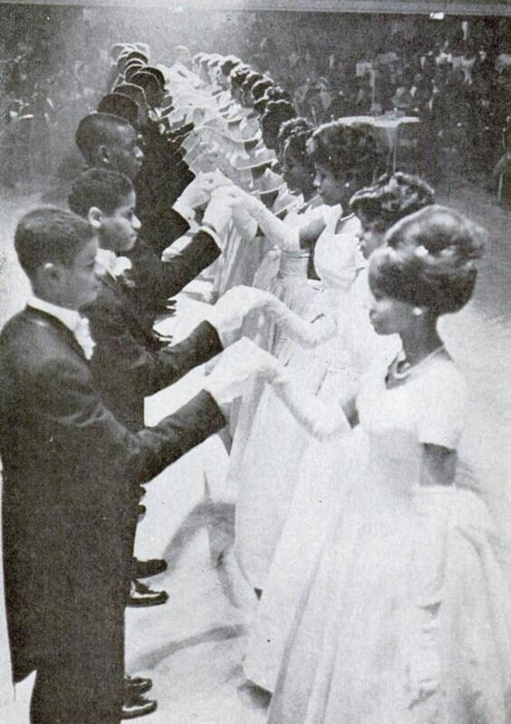 17 Vintage Photos Capturing a Bygone Era