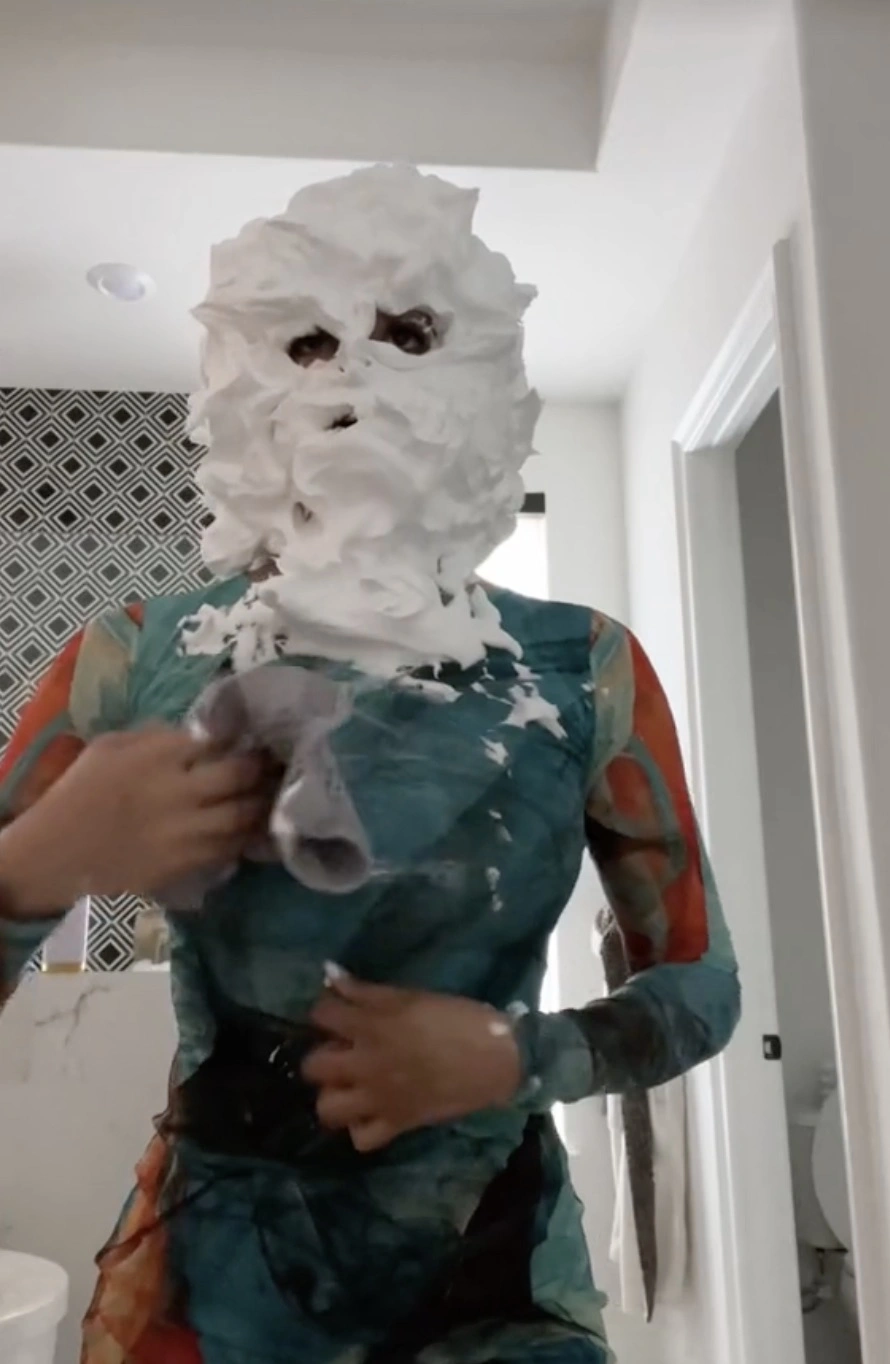 20 Images of Individuals Completely Covered in Shaving Cream