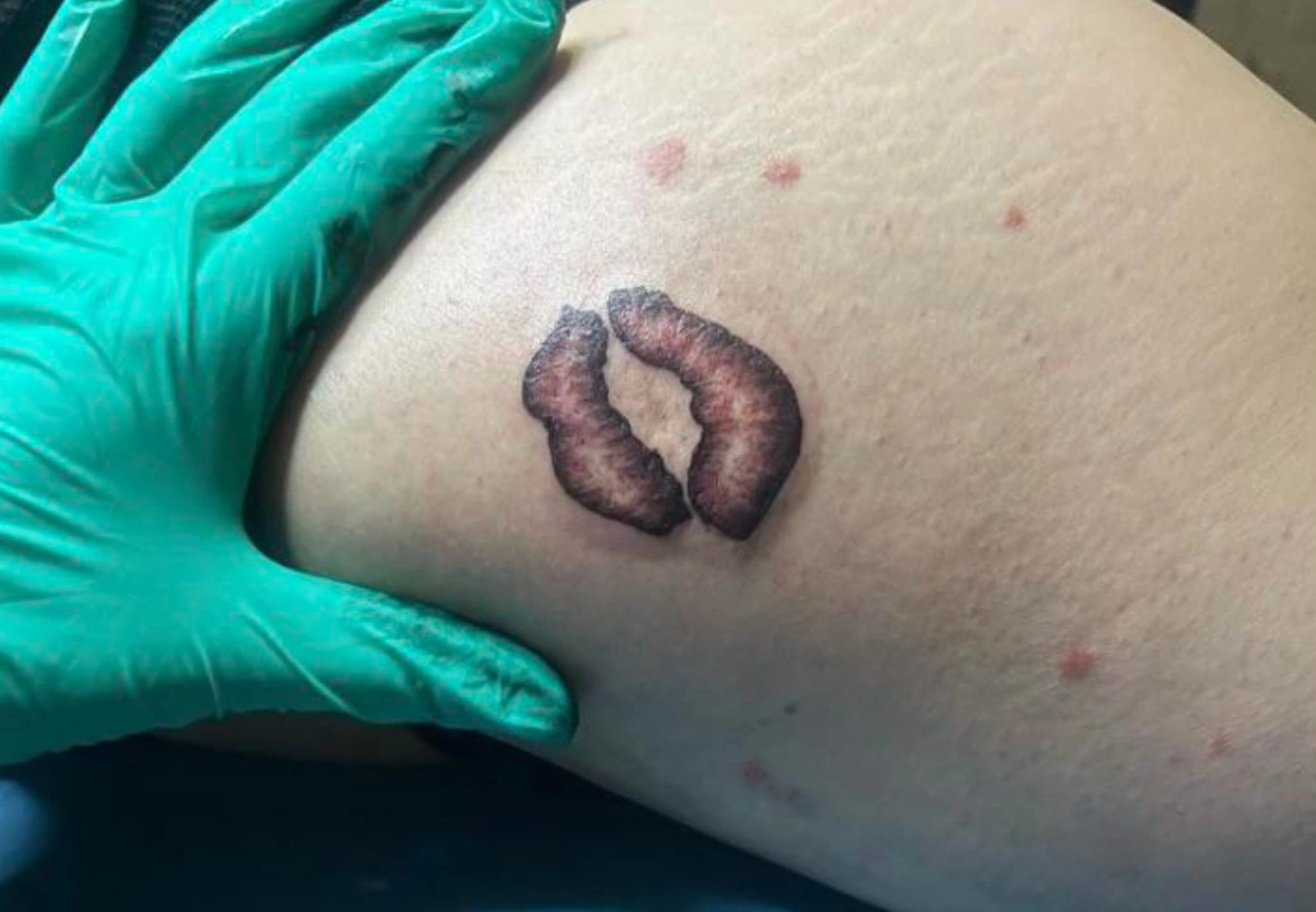 28 Tattoos That Unintentionally Resemble Anatomical Features