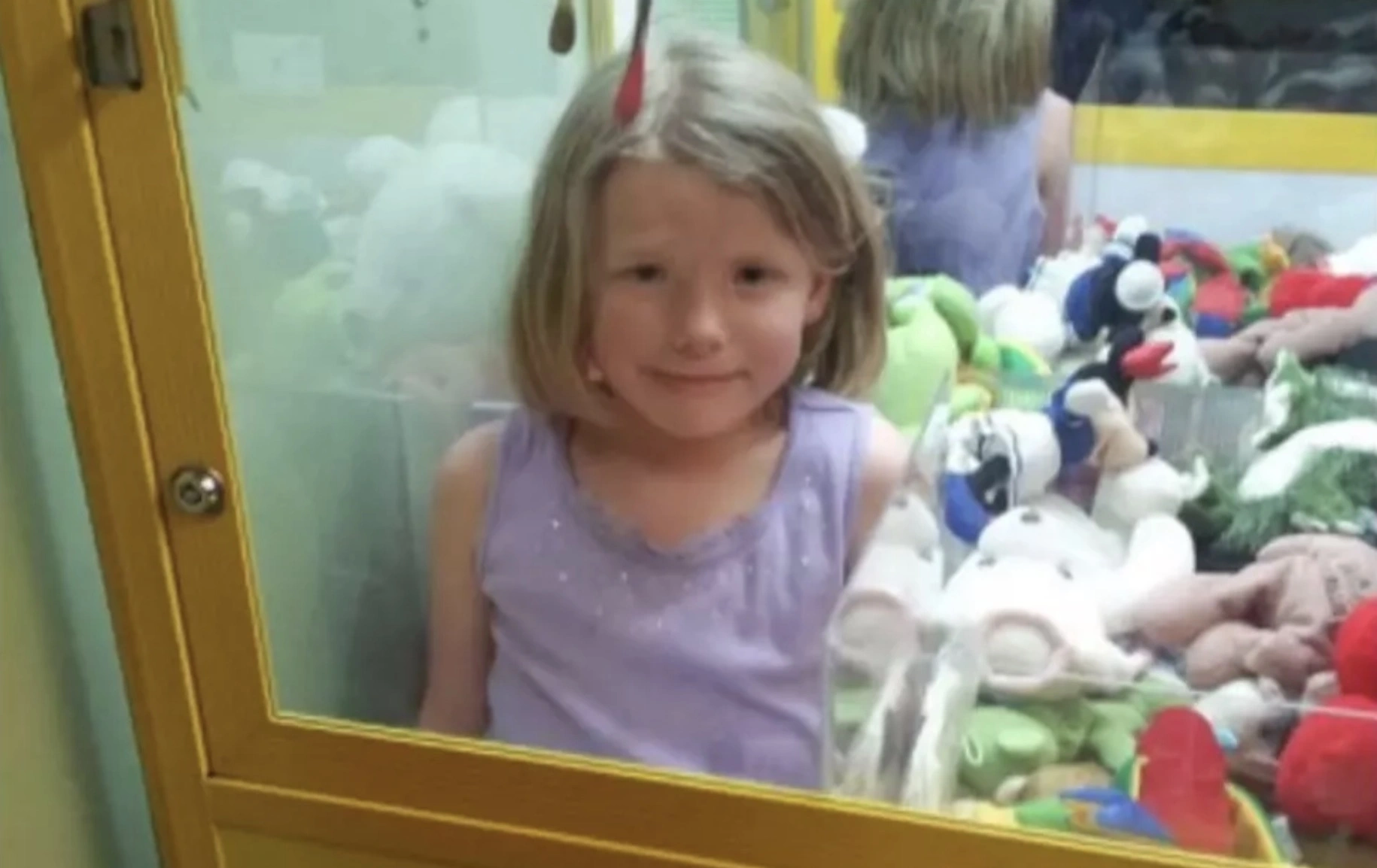 37 Adorable Photos of Children Stuck in Claw Machines