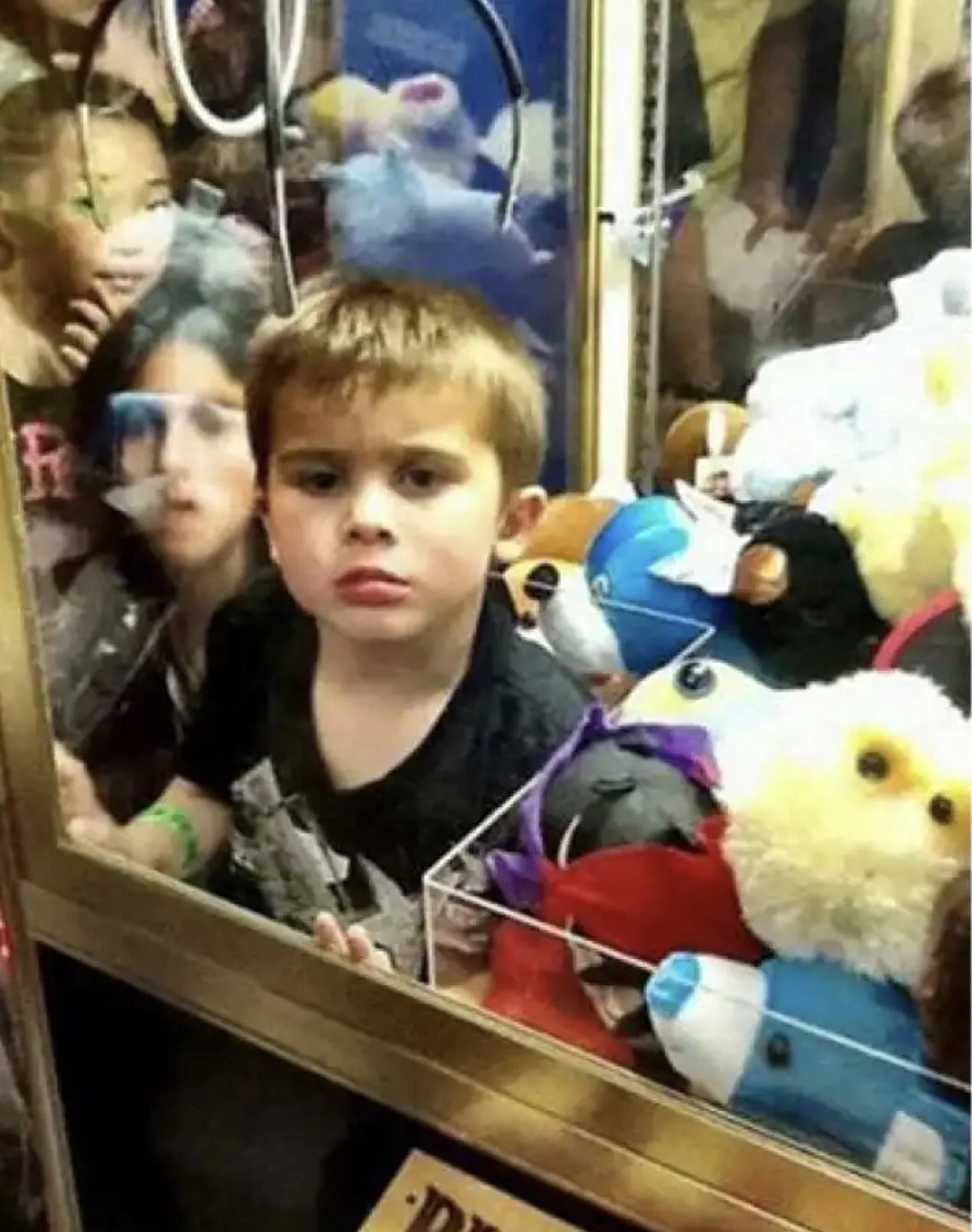 37 Adorable Photos of Children Stuck in Claw Machines