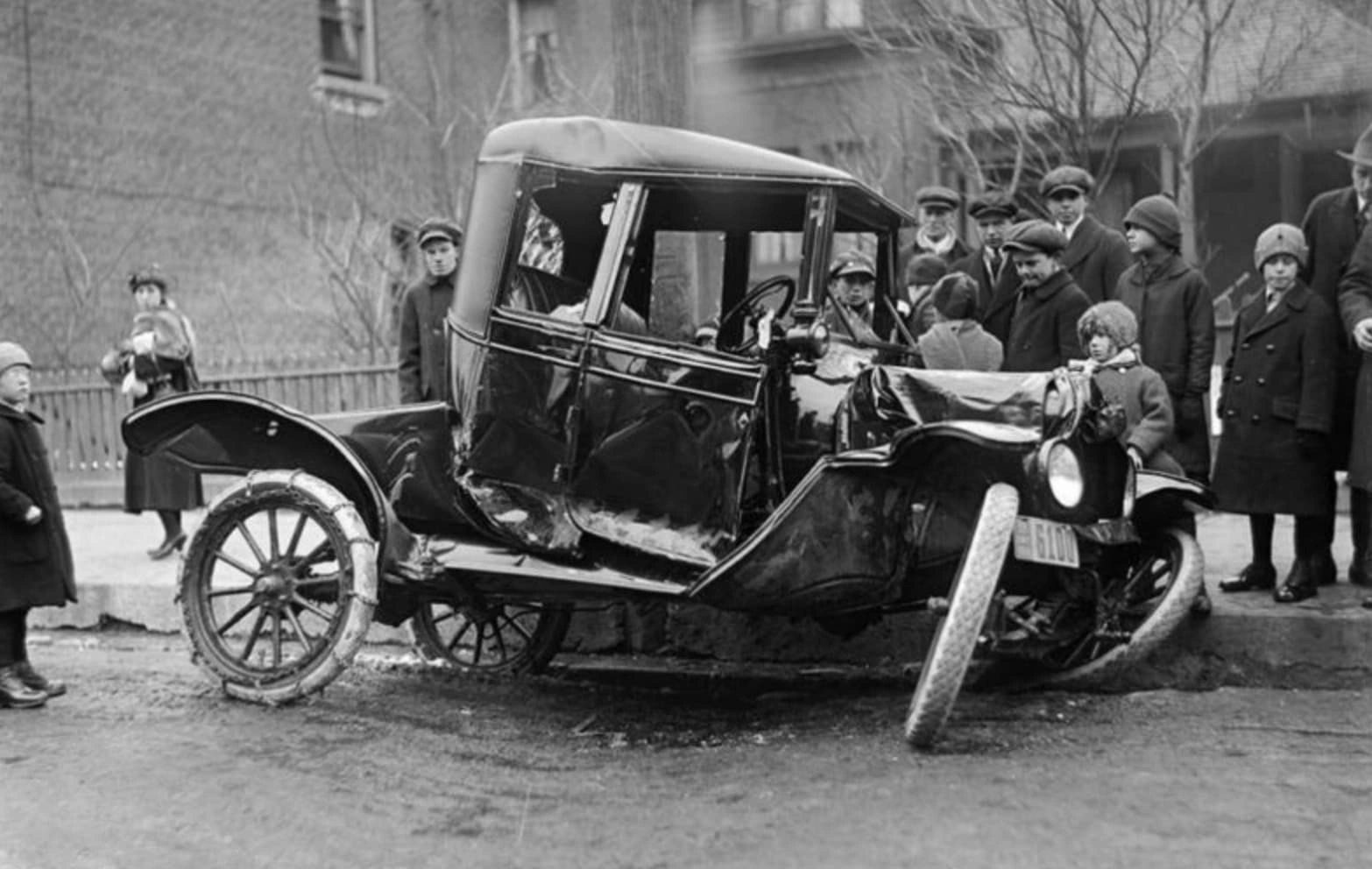 Vintage Photos: 24 Model T Car Crashes from the Past