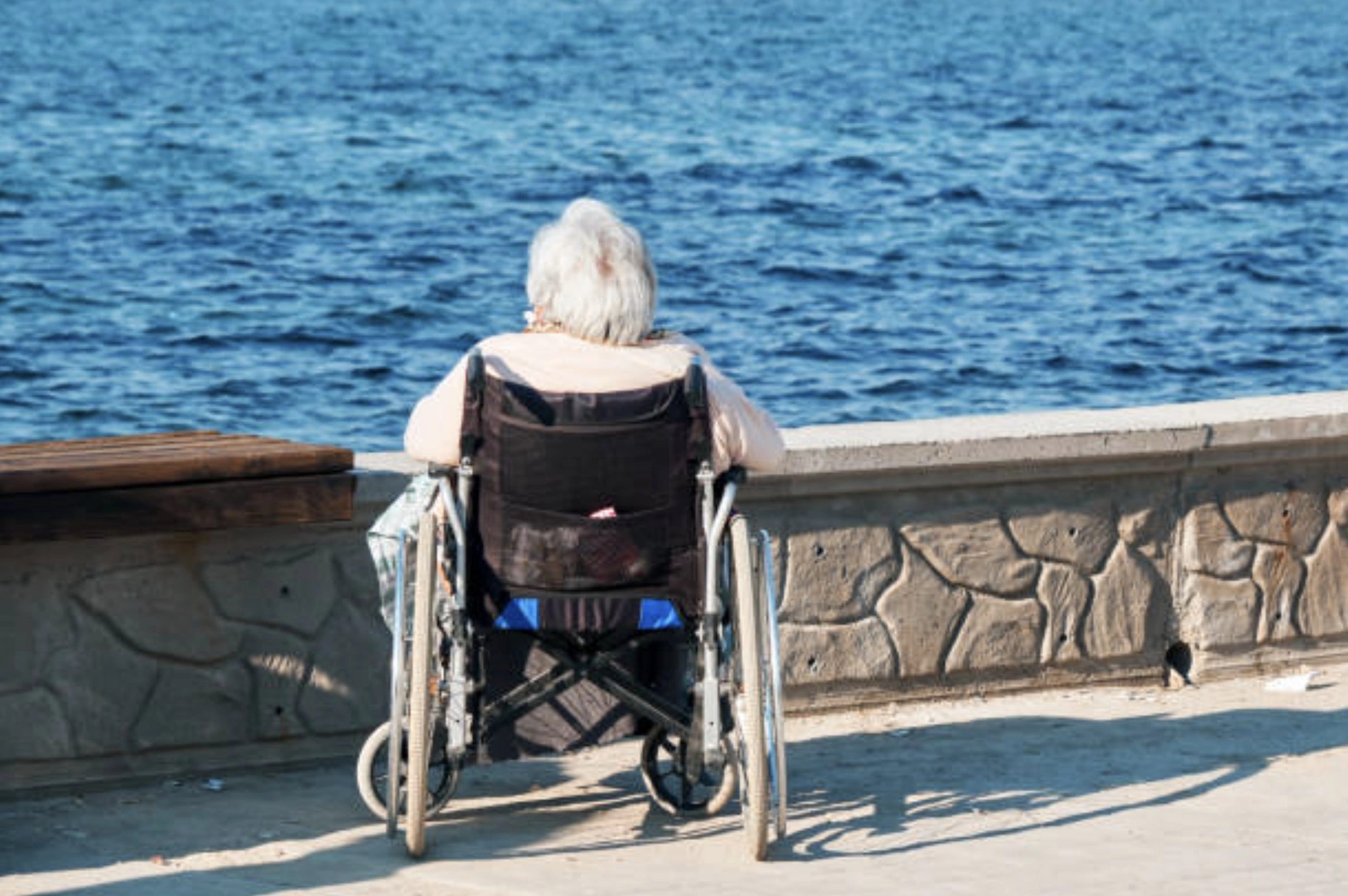 25 Healthcare Workers Preparing to Assist Elderly Individuals with Ocean Therapy