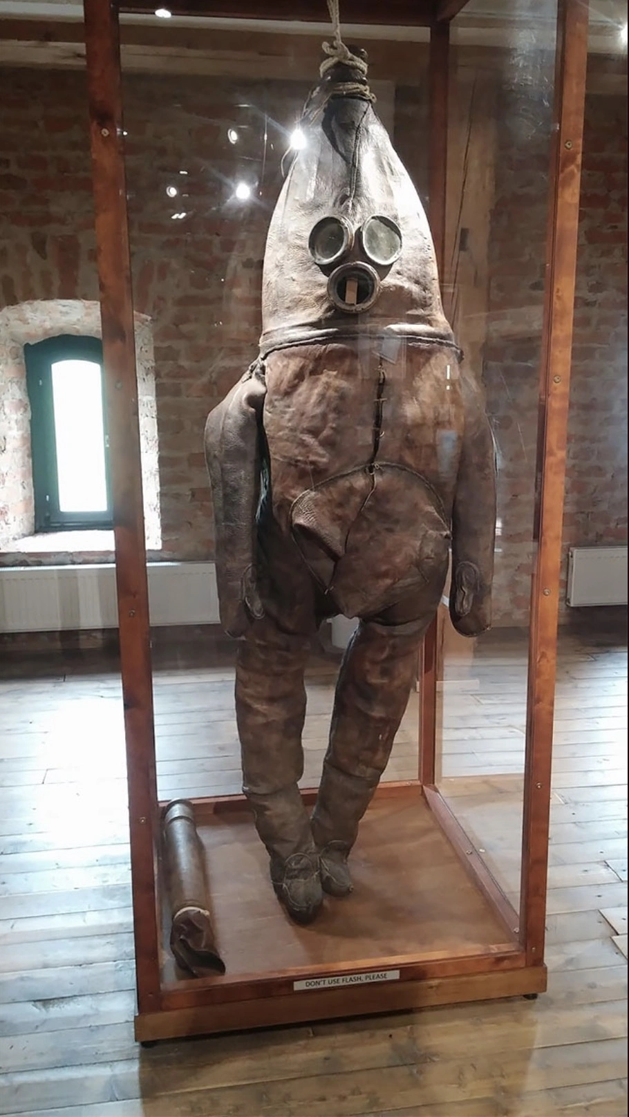 Exploring the Evolution of Diving Suits: A Collection of 37 Fascinating Historical Photos