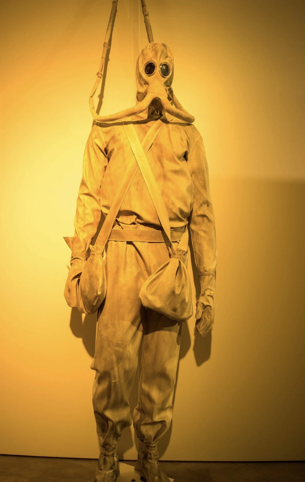 Exploring the Evolution of Diving Suits: A Collection of 37 Fascinating Historical Photos