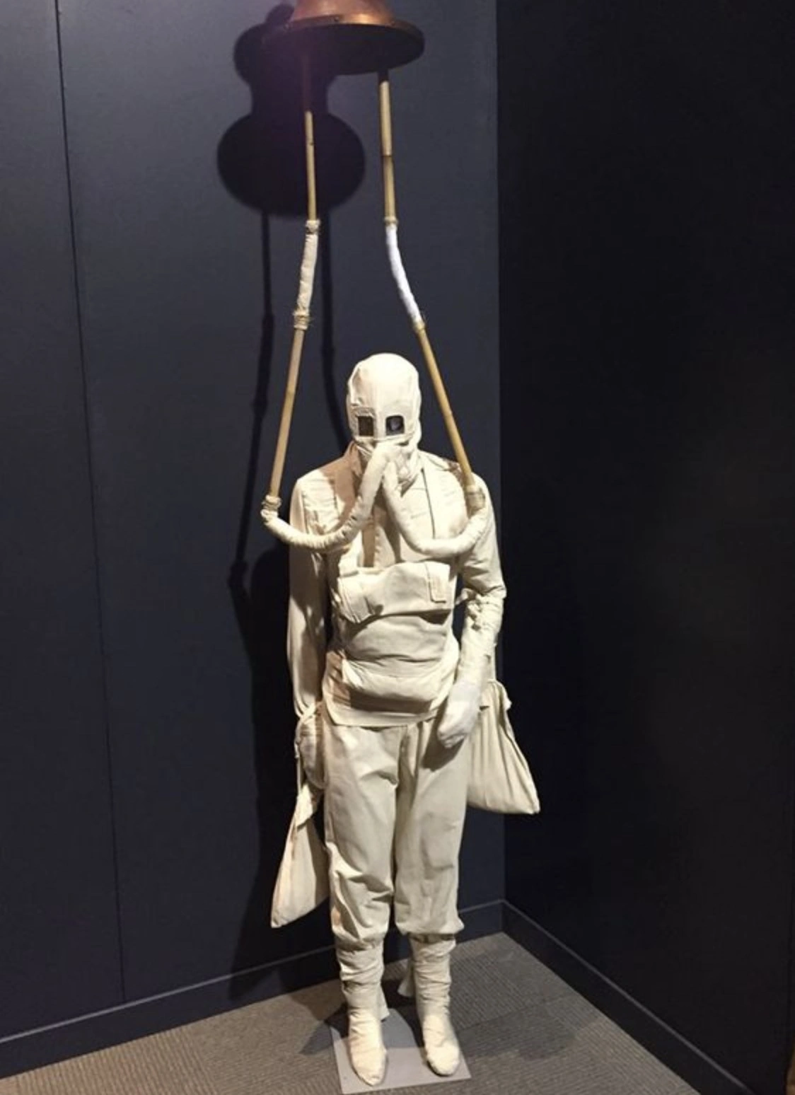 Exploring the Evolution of Diving Suits: A Collection of 37 Fascinating Historical Photos