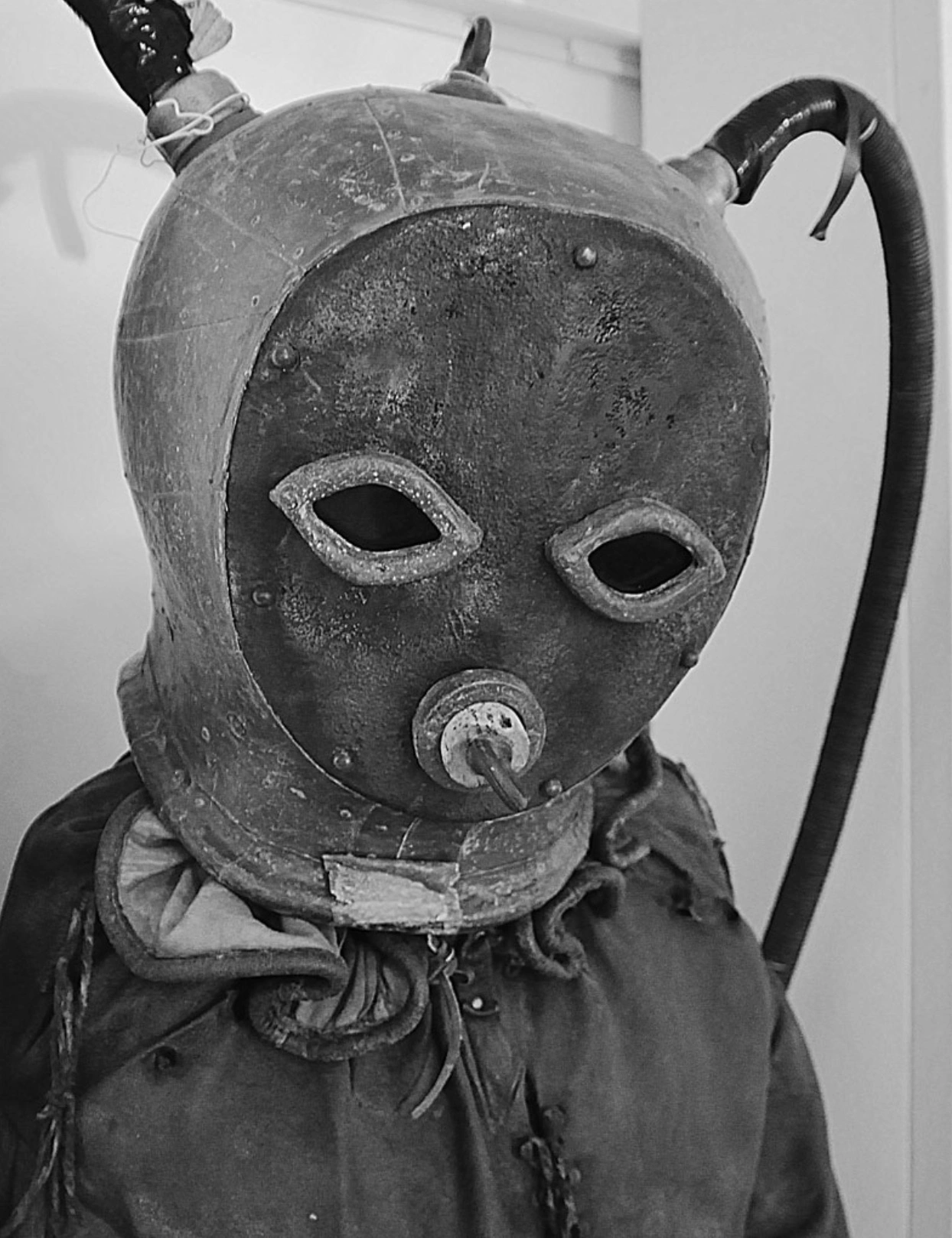 Exploring the Evolution of Diving Suits: A Collection of 37 Fascinating Historical Photos