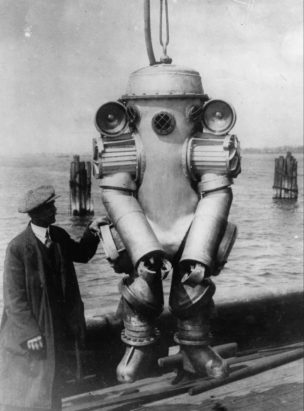 Exploring the Evolution of Diving Suits: A Collection of 37 Fascinating Historical Photos