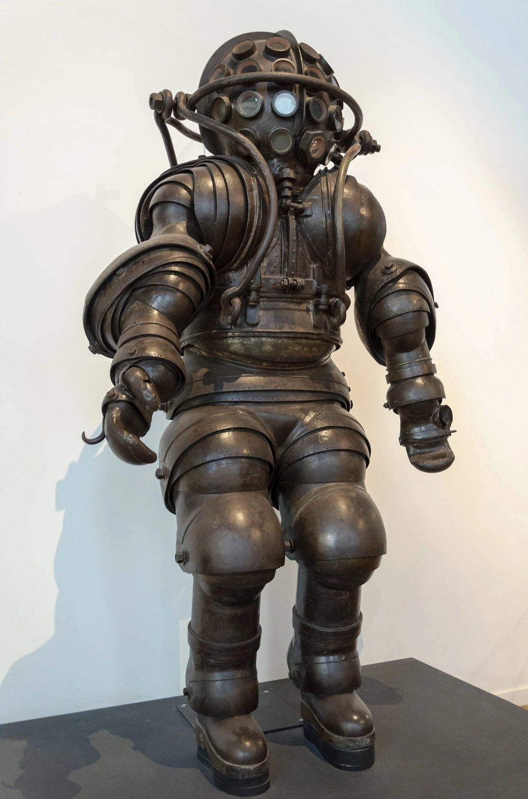 Exploring the Evolution of Diving Suits: A Collection of 37 Fascinating Historical Photos