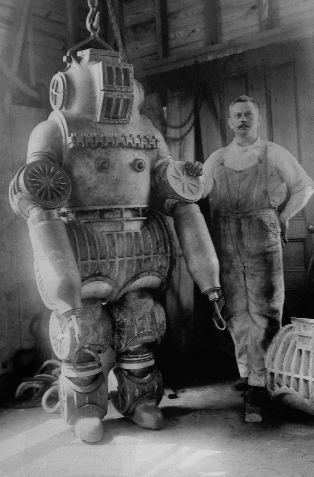 Exploring the Evolution of Diving Suits: A Collection of 37 Fascinating Historical Photos