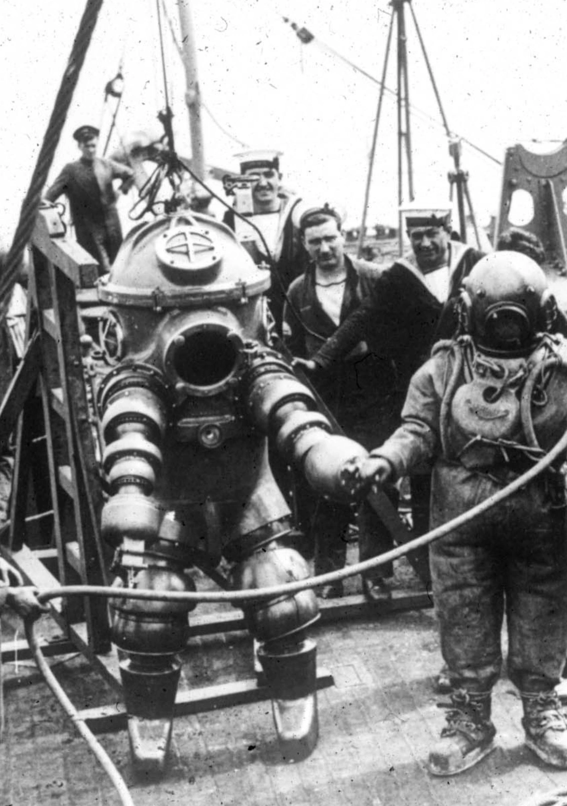 Exploring the Evolution of Diving Suits: A Collection of 37 Fascinating Historical Photos